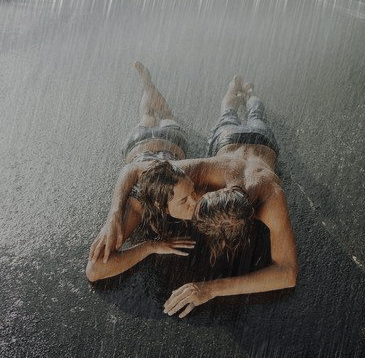 Двое целуются под дождём